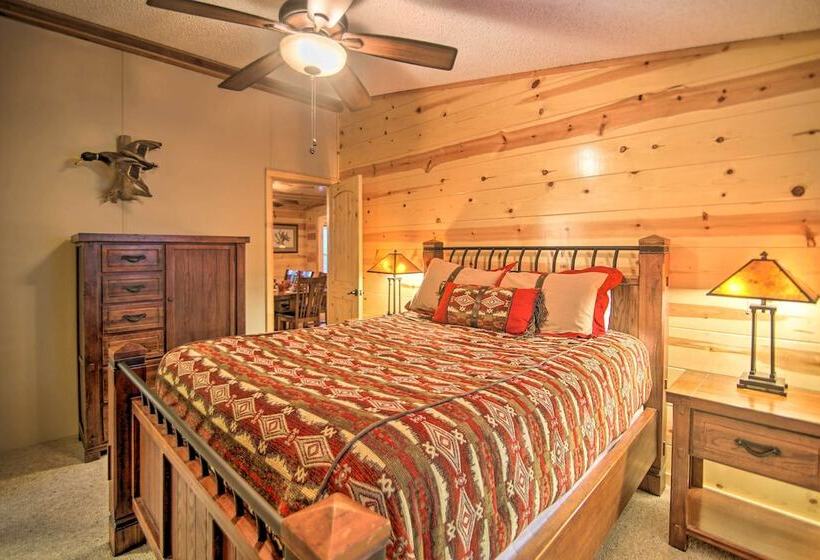 Broken Bow Oasis: Hot Tub, Fire Pit & Patio