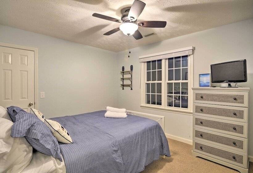 Carolina Lakes Family Home W/ Pool, Kayaks & Dock!