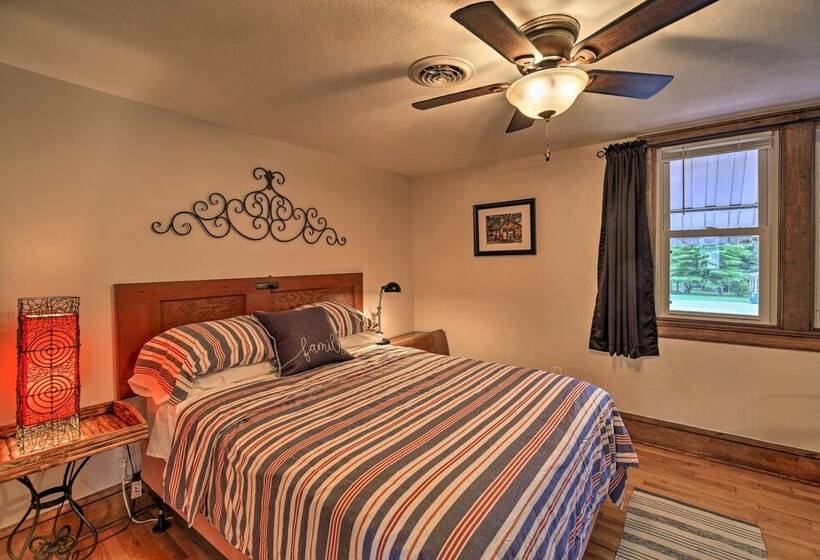 Trout House  In Dtwn Damascus: Near Creeper Trail