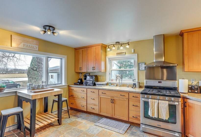 Central & Private Milan Home ~ 10 Mi To Sandusky!