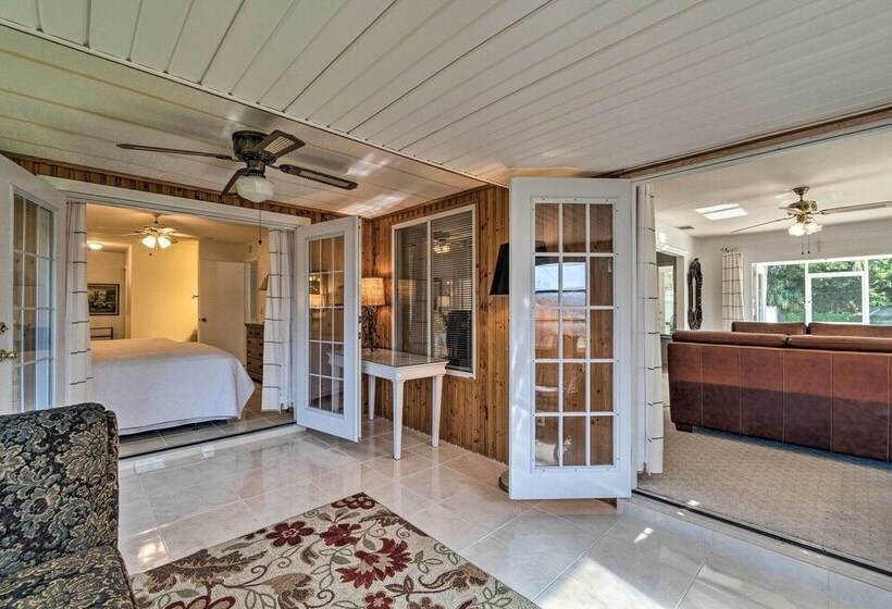 Charming Port Charlotte Home W/ Lanai & Pool!