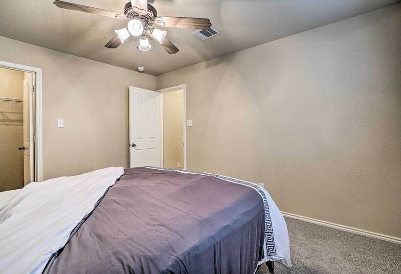 San Antonio Retreat W/ Fireplace + Pool Access!