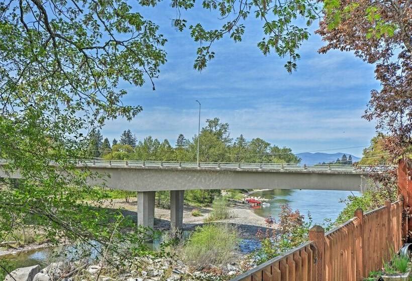 Chic Grants Pass Home 1 Mi To Drinks & Dining!