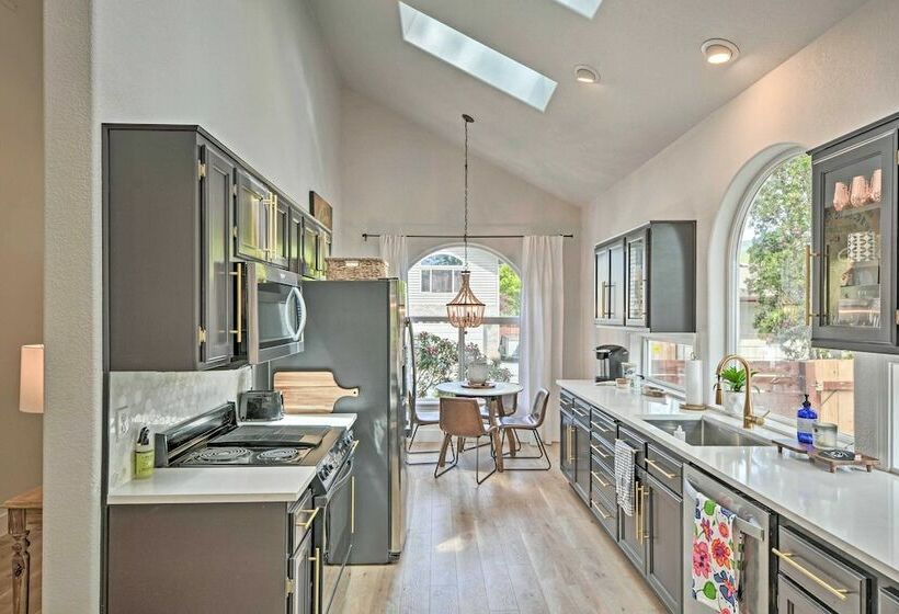 Chic Grants Pass Home   1 Mi To Drinks & Dining!