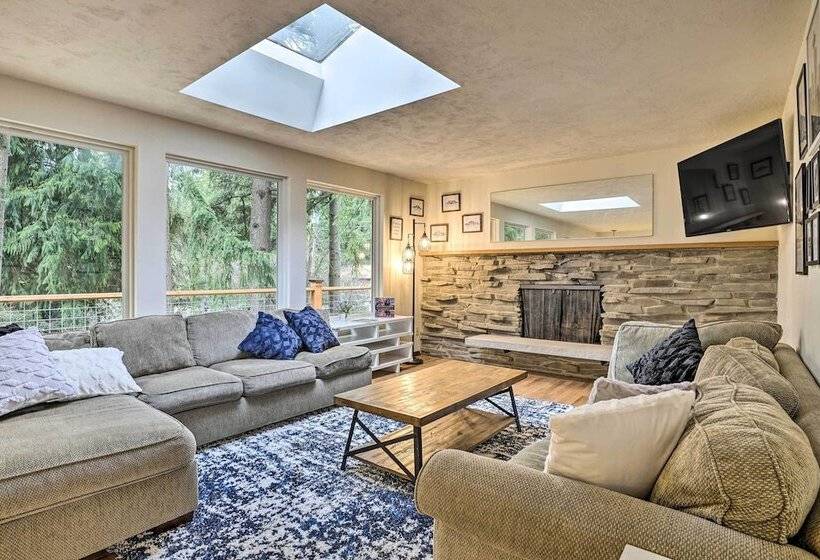 Classic Woodinville Escape Near Wineries