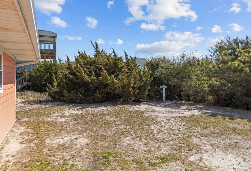 Colorful Emerald Isle Home: Just Steps To Beach!