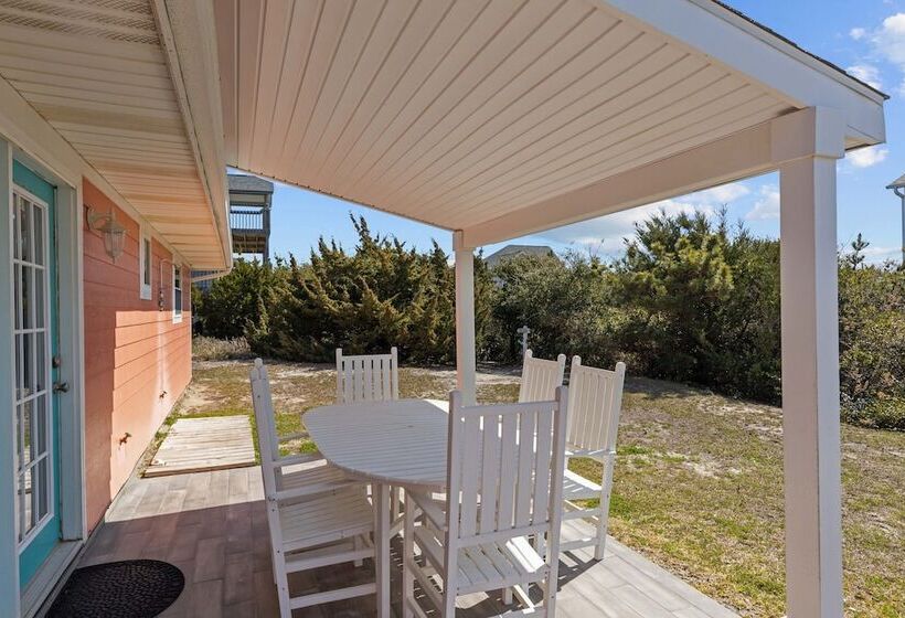 Colorful Emerald Isle Home: Just Steps To Beach!