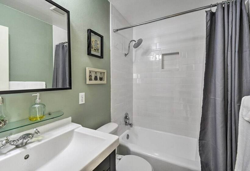Cozy Tacoma Home: Close To Beaches & Boating!