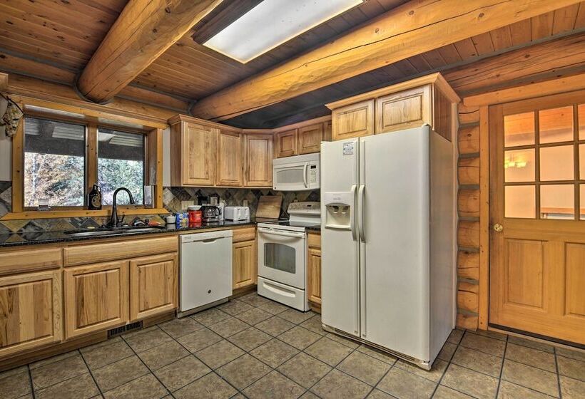 Custom Bitterroot Valley Cabin W/ Hot Tub & Views!