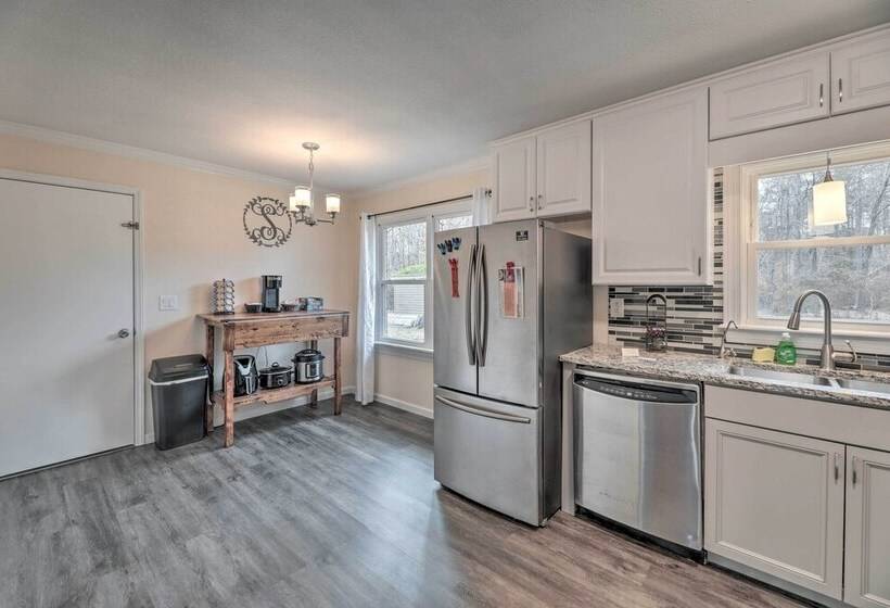 Dog Friendly House W/ Yard: Near Boat Launch!