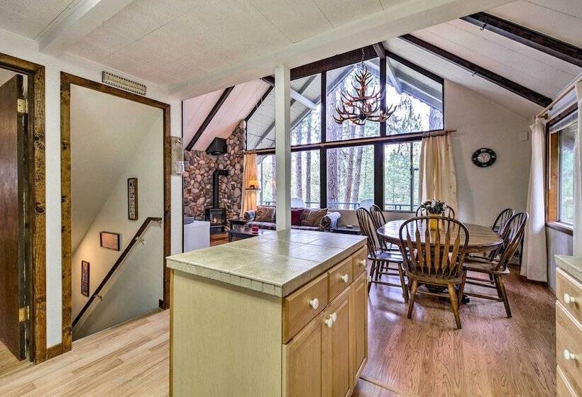 Hillside Hideaway: Warm & Cozy Terrace Lakes Cabin