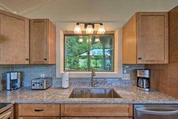 House W/ Balcony ~ 5 Mi To Cranmore Resort!