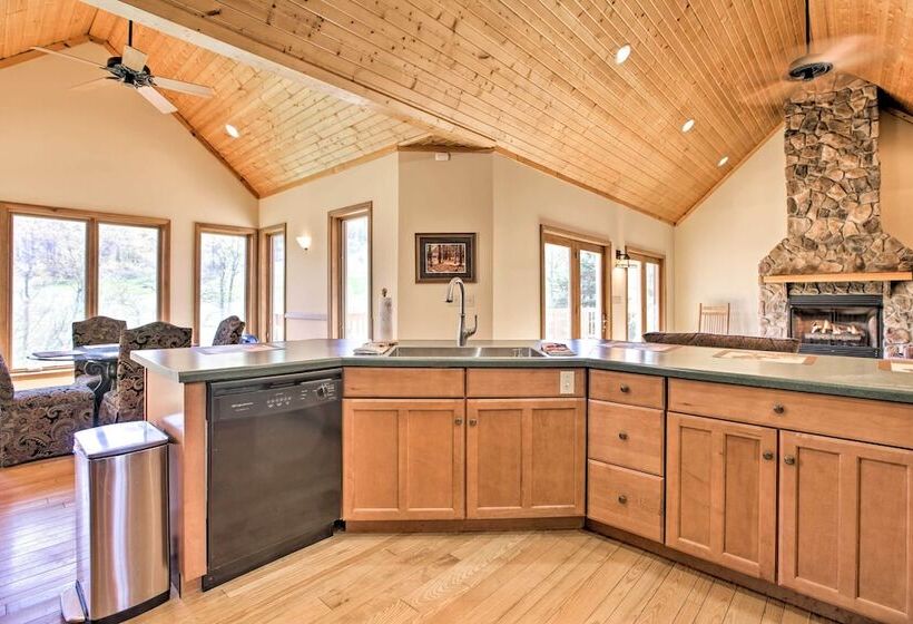 House W/deck, Fire Pit   15 Mins To Snowshoe!