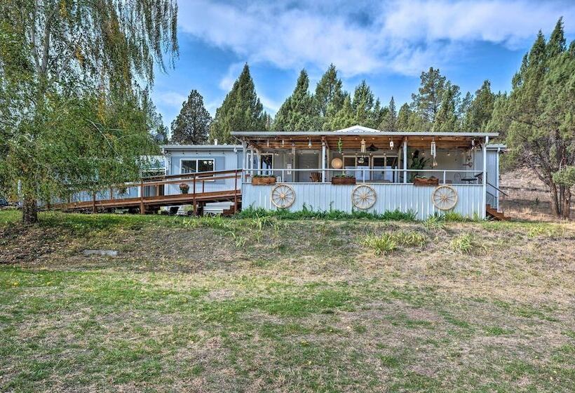 John Day Lakehouse W/ A Great Outdoor Space!