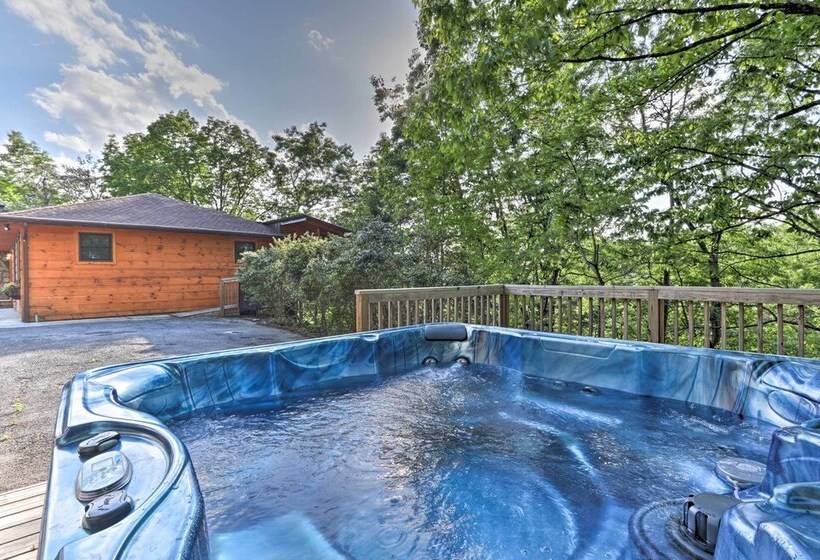 Luxe Cabin W/ Hot Tub, Theater, Pool Table, Arcade