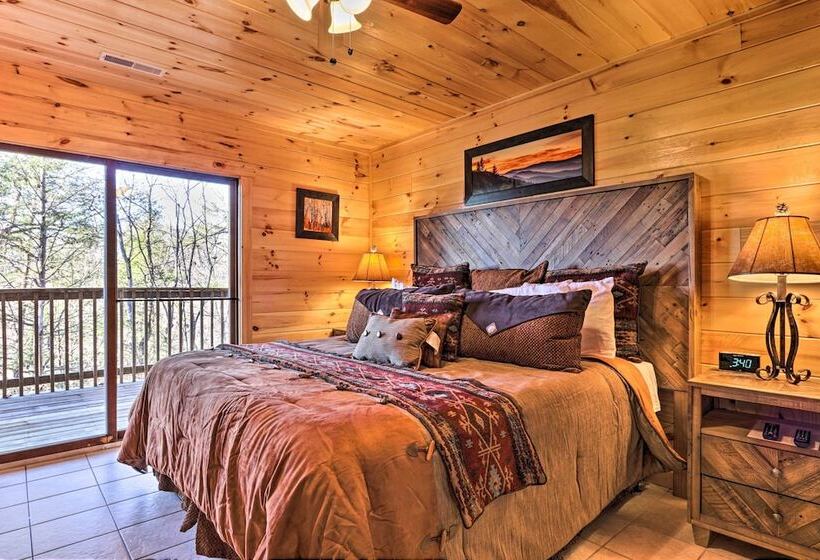 Luxe Cabin W/ Hot Tub, Theater, Pool Table, Arcade