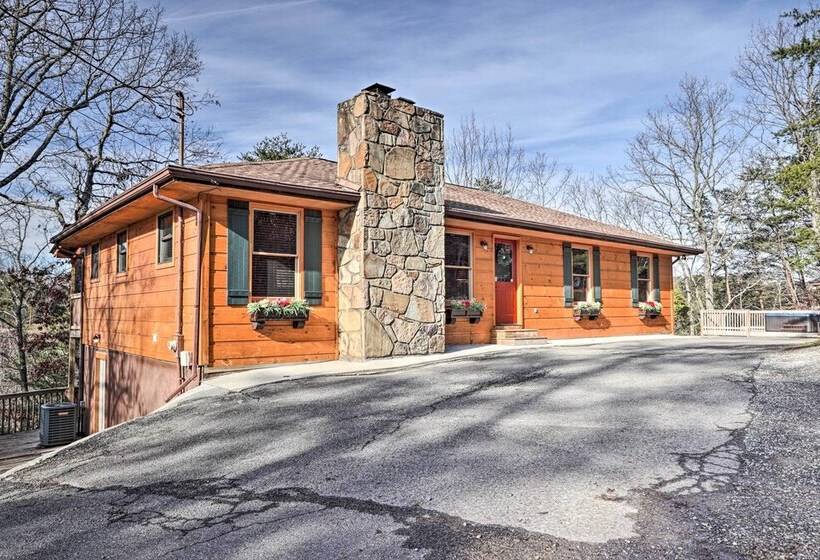 Luxe Cabin W/ Hot Tub, Theater, Pool Table, Arcade