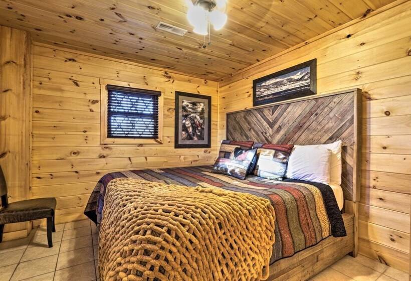 Luxe Cabin W/ Hot Tub, Theater, Pool Table, Arcade