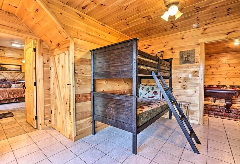 Luxe Cabin W/ Hot Tub, Theater, Pool Table, Arcade