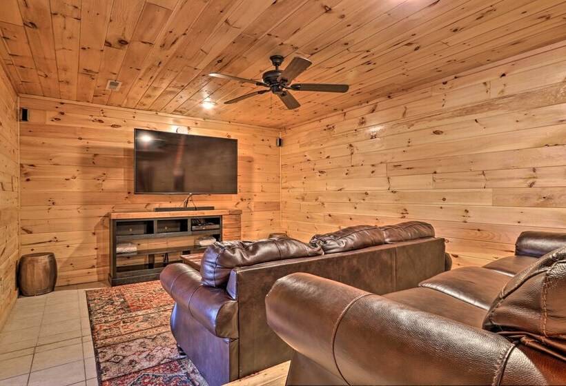 Luxe Cabin W/ Hot Tub, Theater, Pool Table, Arcade