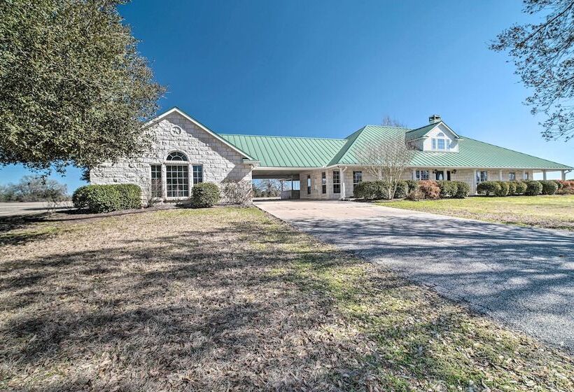 Luxurious Navasota Retreat   14 Mi To A & M!