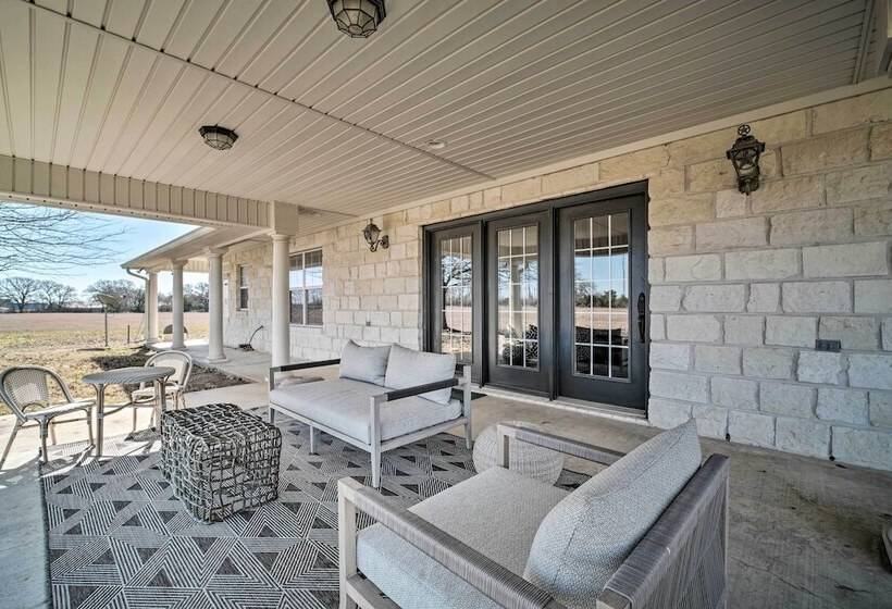 Luxurious Navasota Retreat   14 Mi To A & M!