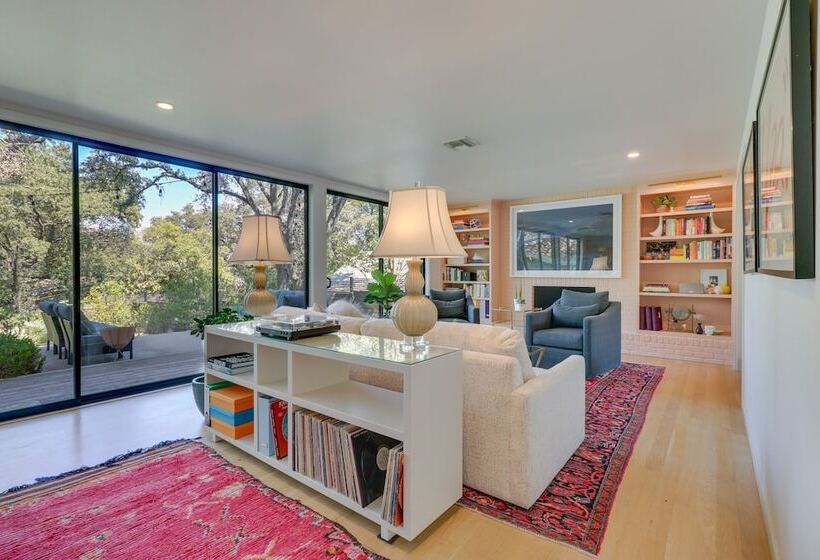 Modern Austin Home W/ Yard ~ 1 Mi From Acl!
