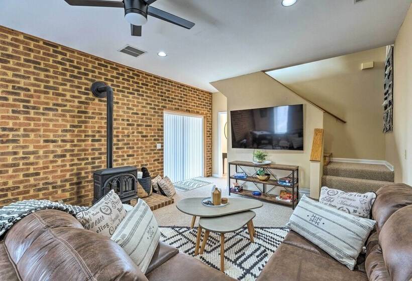 Modern Home: Deck, Bbq, Games, Fire Pit, & More!