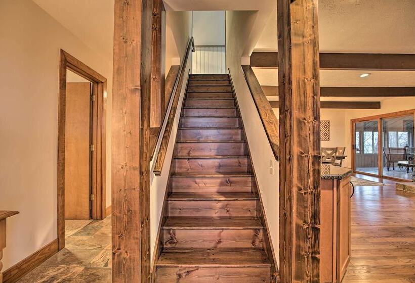 Mountaintop Wintergreen Resort Home W/ Deck, Views