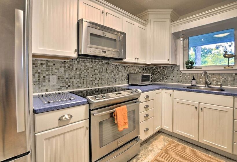 Oak Island Cottage: Minutes To Long Beach!