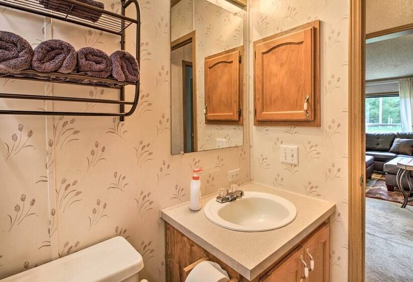 Quaint Pequot Home < 1 Mi From Lake Access!