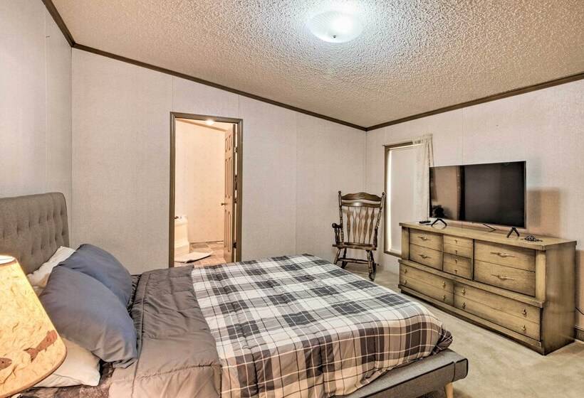 Quaint Pequot Home < 1 Mi From Lake Access!