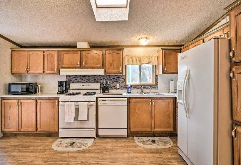 Quaint Pequot Home < 1 Mi From Lake Access!