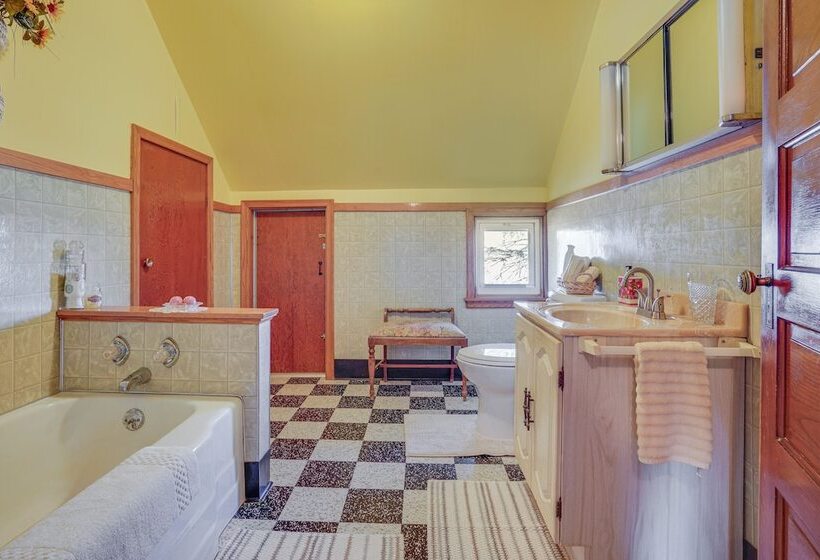 Quiet Farmhouse Retreat W/ Fire Pit   Pets Welcome