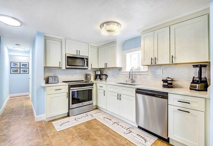 Sarasota Home W/ Screened Porch, Walk To Zoo!