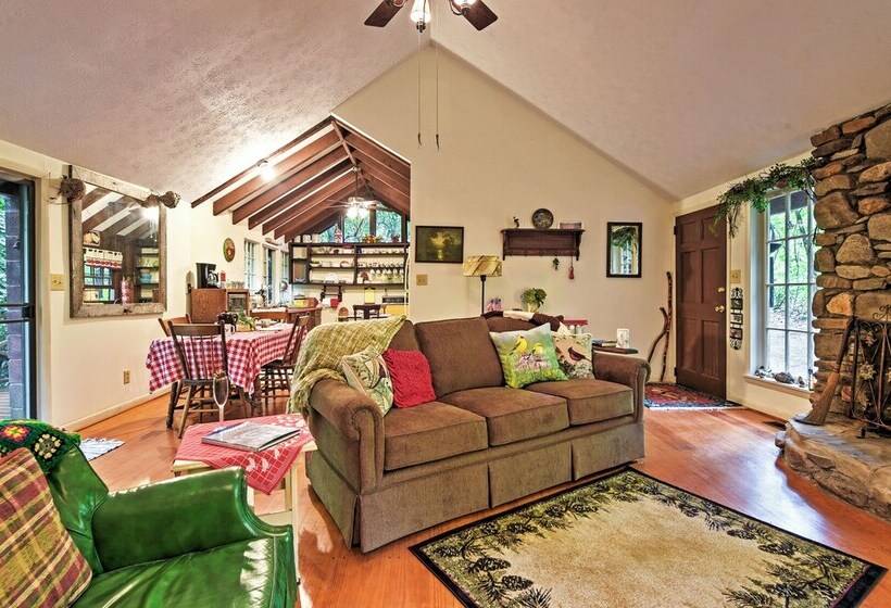 Serene Creekside Cottage Near Mount Pisgah!