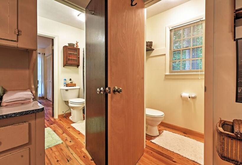 Serene Creekside Cottage Near Mount Pisgah!