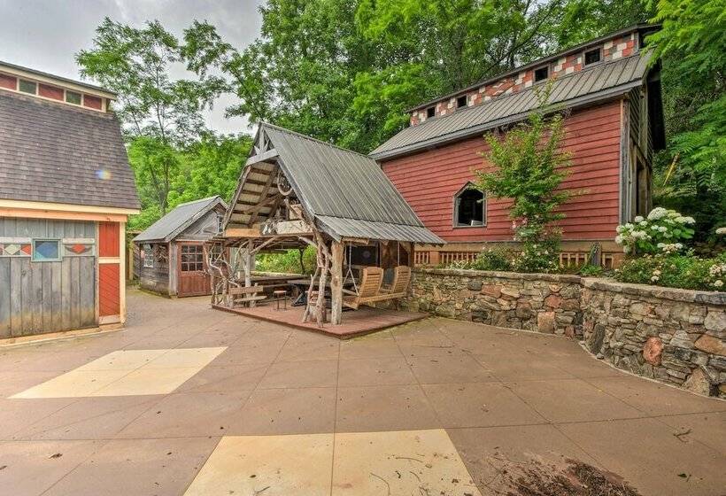 Smoky Mountain Home On 20 Acres W/ Patio, Views