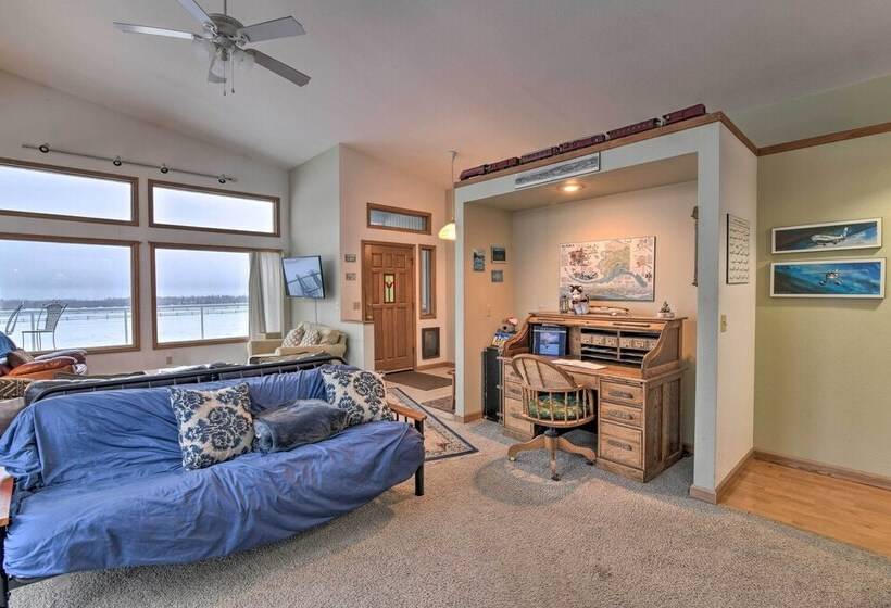 Spacious Family Home W/ Deck + Million Dollar View