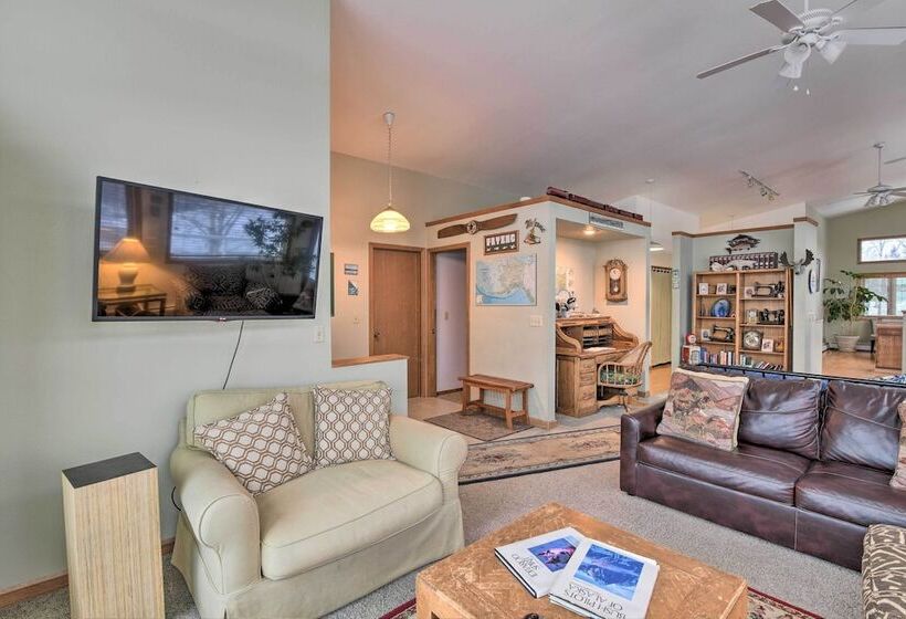 Spacious Family Home W/ Deck + Million Dollar View