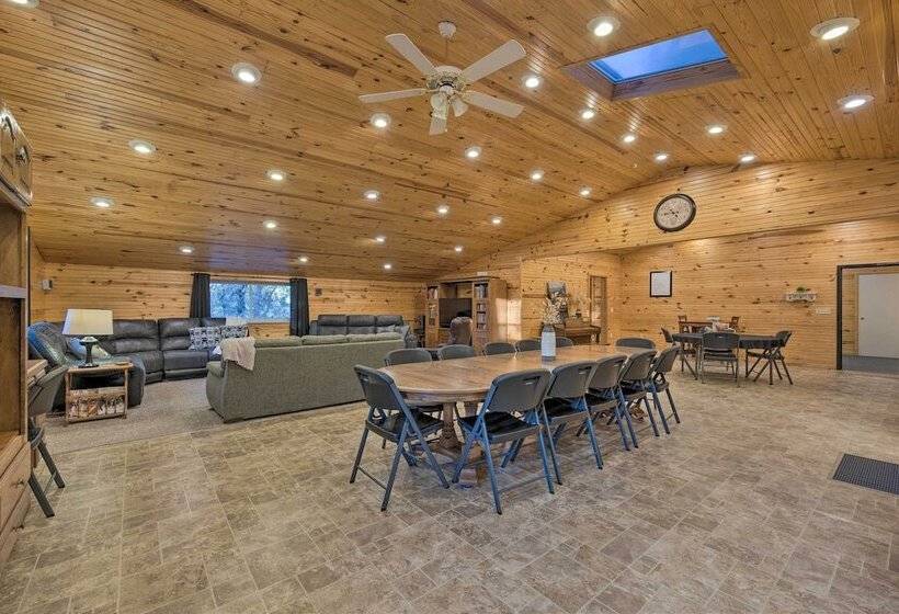 Spacious Kansas Retreat: On Site Disc Golf!
