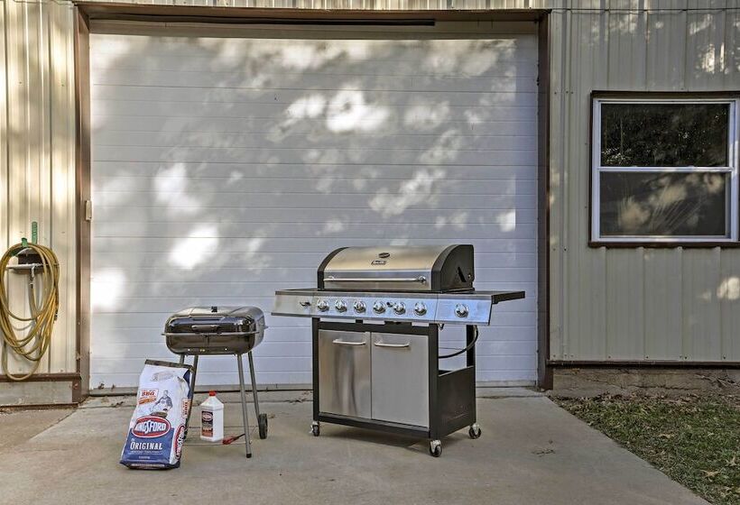 Spacious Kansas Retreat: On Site Disc Golf!