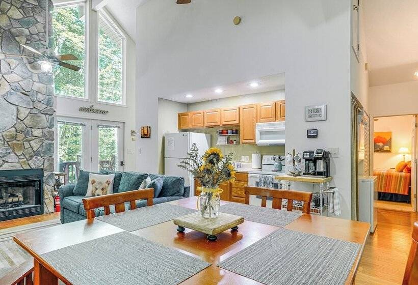 Cabin W/ Deck & Screened In Porch In New Market!