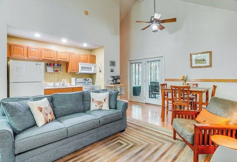 Cabin W/ Deck & Screened In Porch In New Market!