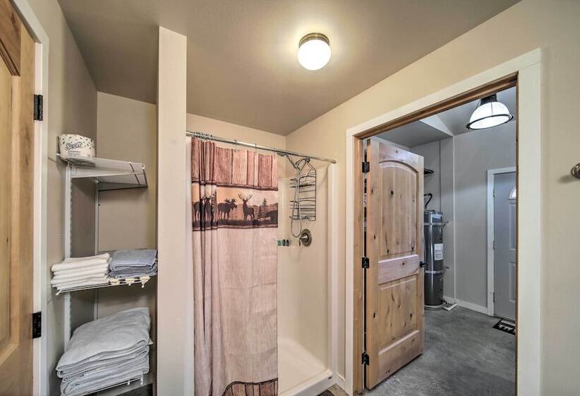 Unique Country Farmhouse Near Lake Roosevelt