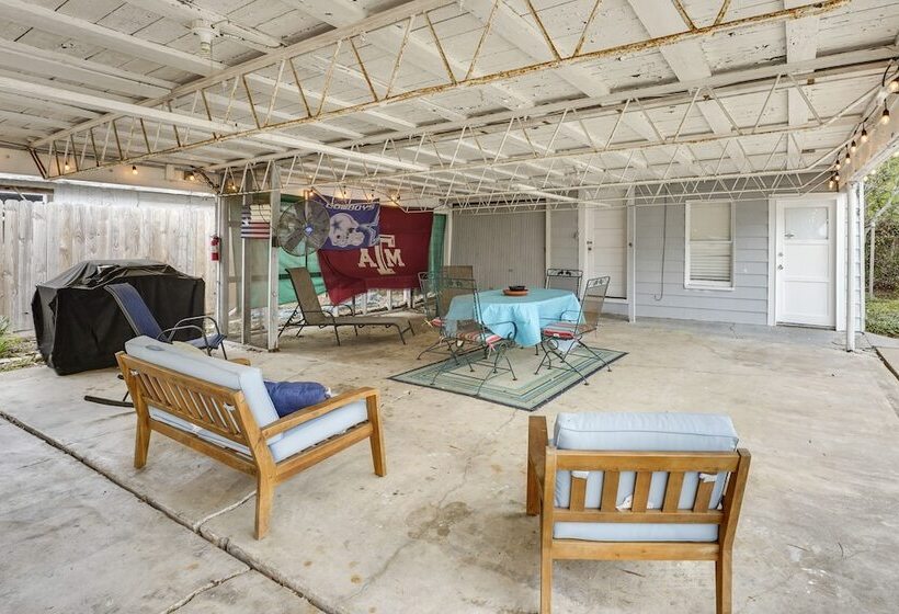 Vintage Corpus Christi Home   2 Blocks From Beach!