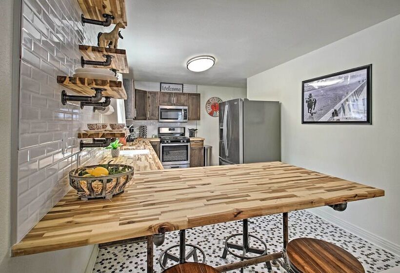 Walk To Oaklawn Racing: Hot Springs Home!