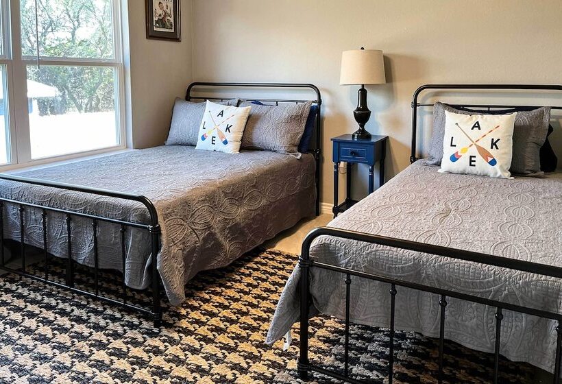 Charming Canyon Lake Home   Walk To Boat Ramp