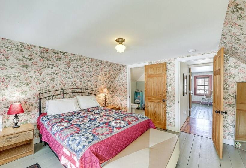 Charming Lovell Farmhouse   17 Acres W/ Mtn Views!