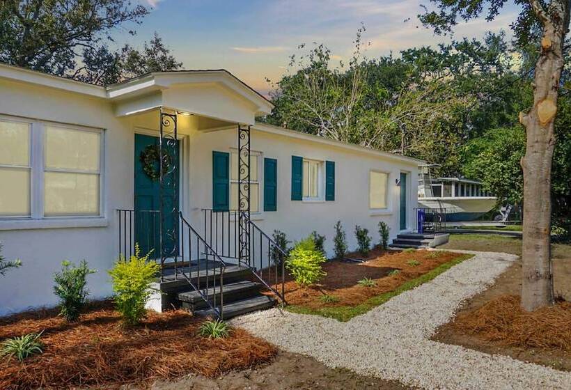 Chic Charleston Home   Half Mile To Park Circle!